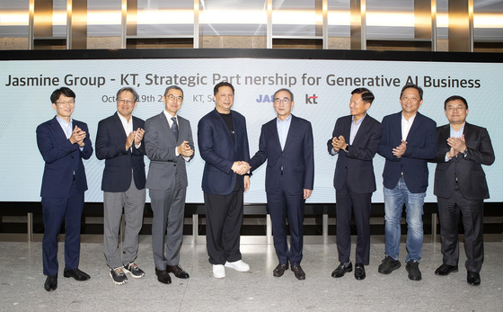 KT CEO Kim Young-shub, fourth from right, and Jasmine Group chief Pete Bodharamik, fourth from left, pose for a photo after holding a strategic partnership meeting for the generative AI business at the KT headquarters in central Seoul on Oct. 19, 2023. [YONHAP]