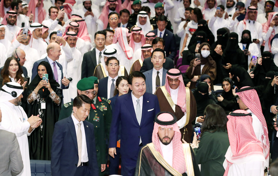 Korean President Yoon Suk Yeol, center, visits King Saud University in Riyadh on Monday for a dialogue with Saudi youths during his state visit to Saudi Arabia. [JOINT PRESS CORPS]
