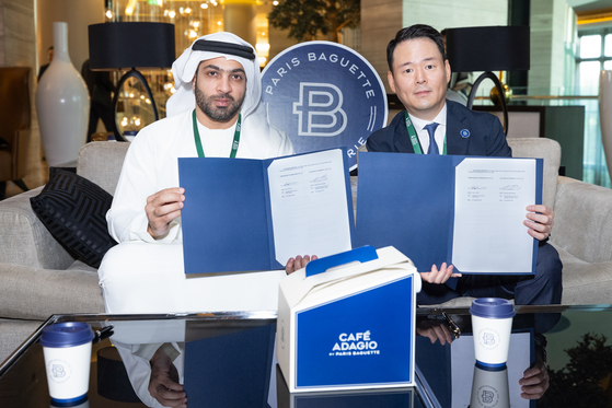 SPC Group President Hur Jin-soo, right, and Galadari Brothers Group CEO and Co-Chairman Mohammed Galadari sign an MOU for a joint venture partnership for Paris Baguette's entry into the Middle East at the Fairmont Hotel in Riyadh, Saudi Arabia, on Sunday. [SPC]