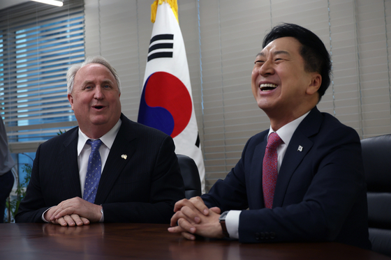 Ihn Yo-han, left, speaks with People Power Party Chairman Kim Gi-hyeon at the PPP's headquarters in Yeouido, western Seoul, after his appointment as chief of the party's innovation committee on Monday. [JOINT PRESS CORPS]