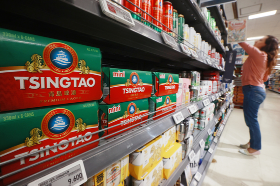 Tsingtao beers are displayed at a supermarket in Seoul on Monday. Sales for Tsingtao beer dropped 26.2 percent over the weekend compared to last week for one convenience store chain, and decreased 20 percent and 13 percent for two other chains. This comes after the now-viral video of an employee seemingly urinating in the production area of a Tsingtao factory in Qingdao, China, popped up. BK, the Korean importer of Tsingtao, issued a statement on Sunday that the beer produced at the factory shown in the video is for the Chinese market, and that separate manufacturing facilities are operated for exports, including those for Korea. [YONHAP]