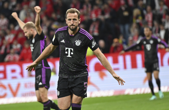 Bayern Munich's Harry Kane celebrates after scoring his team's second goal during the Bundesliga match against Mainz 05 at Mewa Arena in Mainz, Germany on Saturday. [AP/YONHAP]