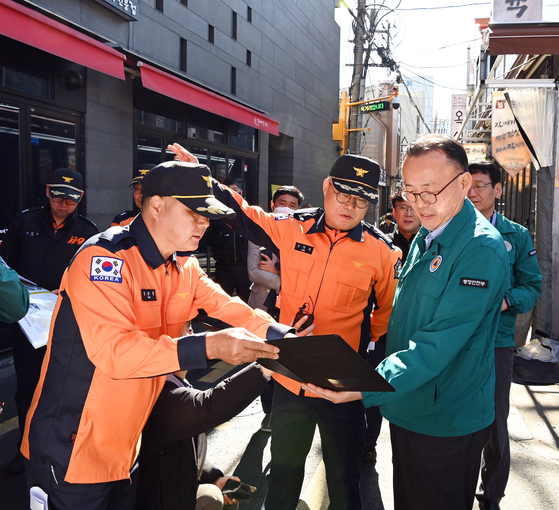 Yi Han-kyung, chief of the Disaster and Safety Management office at the Ministry of the Interior and Safety, visits and inspects the streets in Ikseon-dong, an area expected to be crowded during Halloween. The inspection was conducted on Oct. 21. [YONHAP]