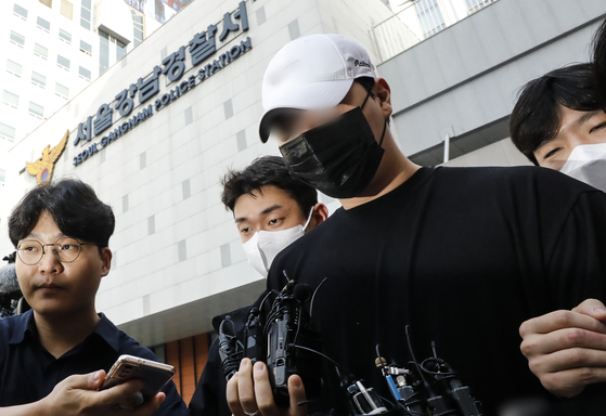 Shin Woo-jun, who ran over a woman with his Rolls-Royce while driving under the influence of a psychoactive drug, leaves the Gangnam Police Precinct to get on a police van on Aug. 18 as his case was referred to the prosecution the same day. [NEWS1]