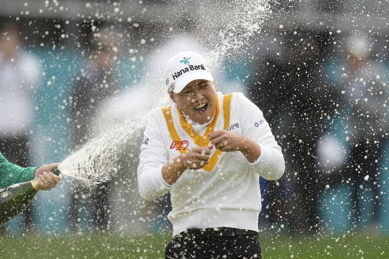 Australia's Minjee Lee is sprayed with champagne by Hannah Green, also of Australia, after winning the BMW Ladies Championship in Paju, Gyeonggi on Sunday. [AP/YONHAP]