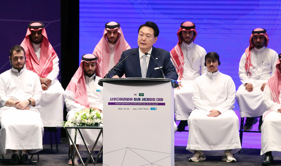 Korean President Yoon Suk Yeol, center, gives a speech to some 2,000 students and faculty at King Saud University in Riyadh on Monday during his state visit to Saudi Arabia. [JOINT PRESS CORPS]