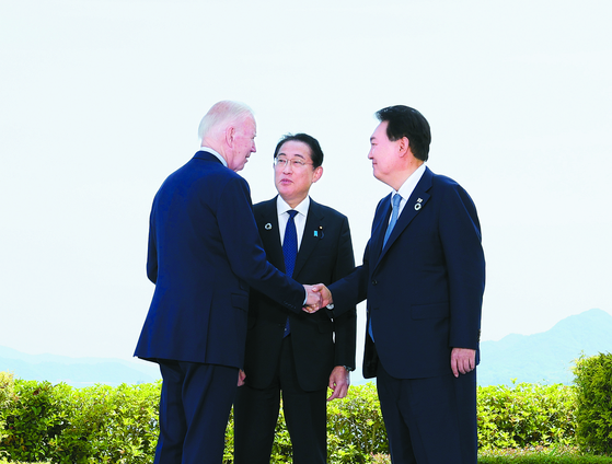 From right, President Yoon Suk Yeol, Japanese Prime Minister Fumio Kishida and U.S. President Joe Biden, greet each other during the G7 summit in Hiroshima, Japan, on May 21. [YONHAP] 