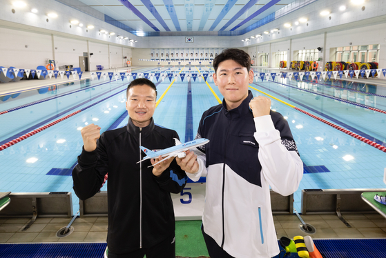 Park Su-han, left, and Kim Se-hoon, Korean Air employees who have been named to Korea's swimming national team for the 2022 Huangzhou Asian Para Games, pose for a picture at the athletes' village in Icheon, Gyeonggi. [KOREAN AIR LINES]