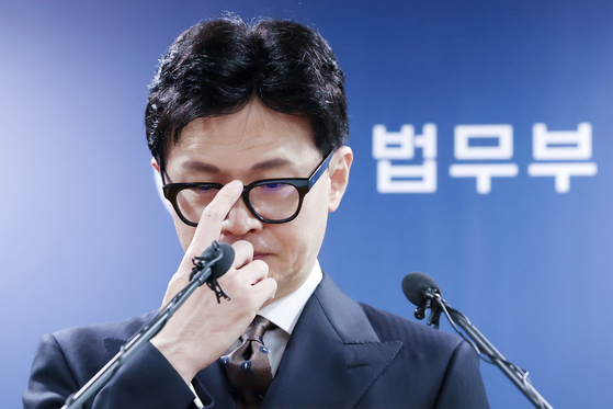 Justice Minister Han Dong-hoon speaks with the press at the ministry headquarters in Gwacheon, Gyeonggi, on Tuesday. [NEWS1]