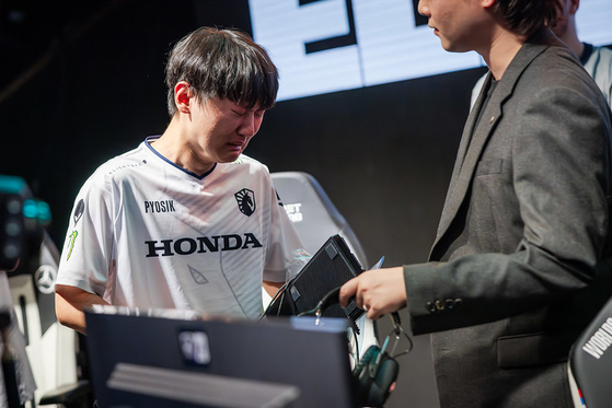 Hong ″Pyosik″ Chang-hyeon of Team Liquid cries on stage after being eliminated from the 2023 League of Legends World Championship in western Seoul on Monday. [RIOT GAMES]