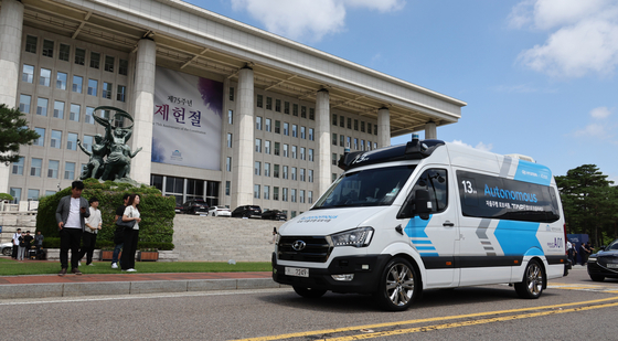 RoboShuttle, a self-driving bus developed by Hyundai Motor, operates at the National Assembly in Yeouido, western Seoul, on July 5. [YONHAP] 