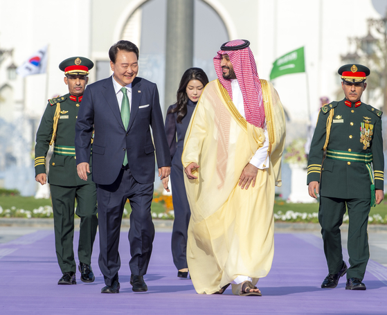 President Yoon Suk Yeol walks alongside Saudi Crown Prince and Prime Minister Mohammed bin Salman Al Saud during the official welcoming ceremony held at Al Yamamah Palace in Riyadh on Sunday. [JOINT PRESS CORPS]