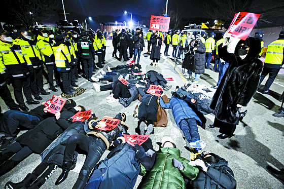 Protestors demonstrate against the release of sex crime offender Cho Doo-soon near the prison in Seoul where Cho was kept, in this file photo dated Dec. 12, 2020. [YONHAP]