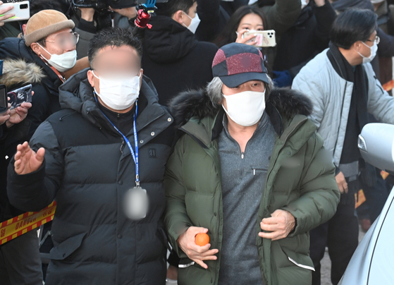 Cho Doo-soon, right, leaves a facility on Dec. 12, 2020, in Gyeonggi upon his release. [NEWS1] 