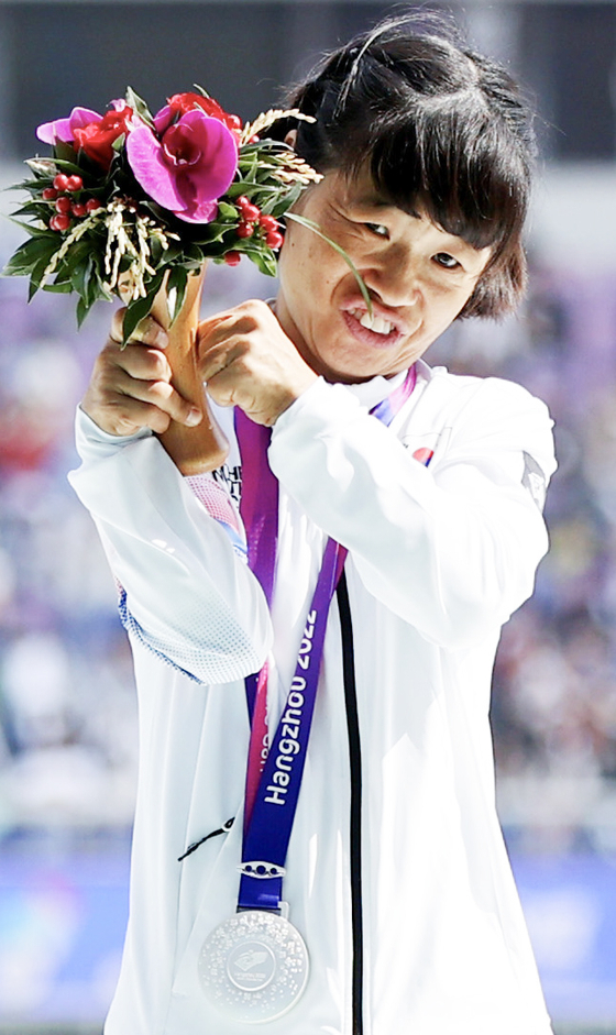 Korea's Jeon Min-jae takes the podium after winning silver in Hangzhou, China on Monday. [YONHAP]
