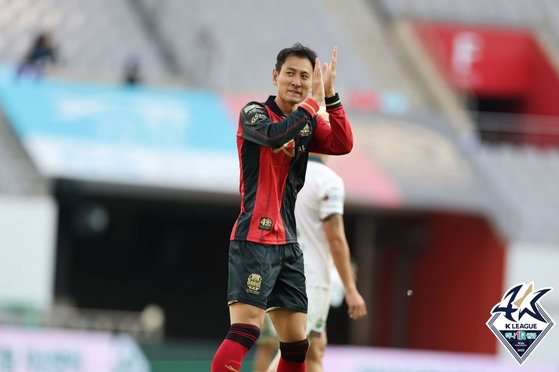 FC Seoul's Ji Dong-won celebrates scoring a goal during a K League match against Gangwon FC at Seoul World Cup Stadium in western Seoul on Sunday. [YONHAP] 