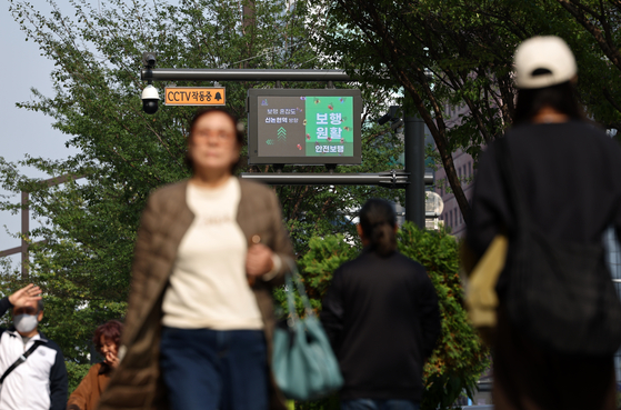  An electronic display board, which is installed near Gangnam Station, southern Seoul, shows the sidewalk congestion level. Seocho District Office announced Tuesday that it will operate “AI-based real time density alert system." [YONHAP]