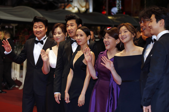 ″Parasite″ director Bong Joon-ho arrives with cast members Song Kang-ho, Lee Sun-kyun, third from left, Cho Yeo-jeong, Choi Woo-Shik, Park So-Dam, Chang Hyae-Jin and Lee Jung-Eun at the 72nd Cannes International Film Festival on May 22, 2019. [YONHAP]