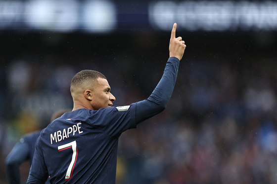 Paris Saint-Germain's Kylian Mbappe celebrates scoring his team's first goal during a Ligue 1 match agaist Strasbourg at the Parc des Princes stadium in Paris on Saturday. [AFP/YONHAP]
