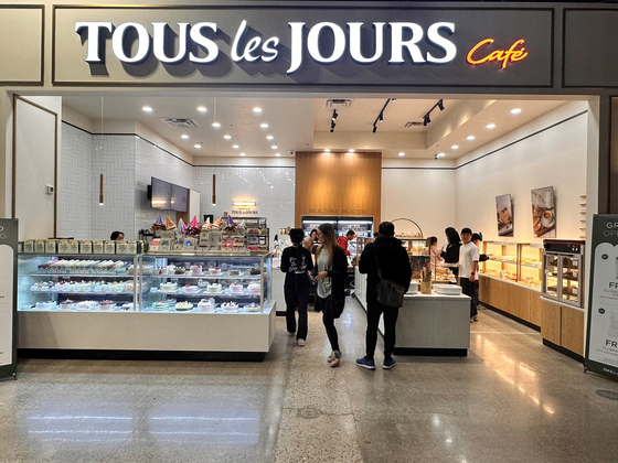 Tous les Jours' first store in Canada, the Calgary branch [CJ FOODVILLE]