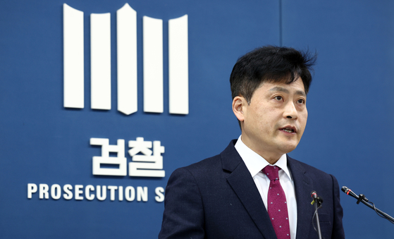 Prosecutor Kim Su-min speaks with the press at the Seoul High Prosecutors' Office on April 28 about the kidnap-murder case. [YONHAP] 