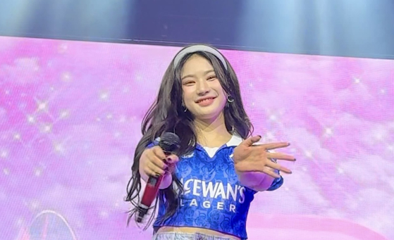 STAYC was seen wearing the wrong "Rangers" uniform during the girl group's concert held in Dallas, Texas, on Thursday as part of its world tour.[JUN.DY]