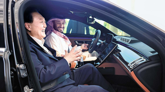 Saudi Crown Prince Mohammed bin Salman, right, gives Korean President Yoon Suk Yeol a ride to the Future Investment Initiative forum in Riyadh Tuesday. The two leaders had a brief impromptu meeting at the guest house before heading to the forum on the last day of Yoon’s state visit. [JOINT PRESS CORPS]