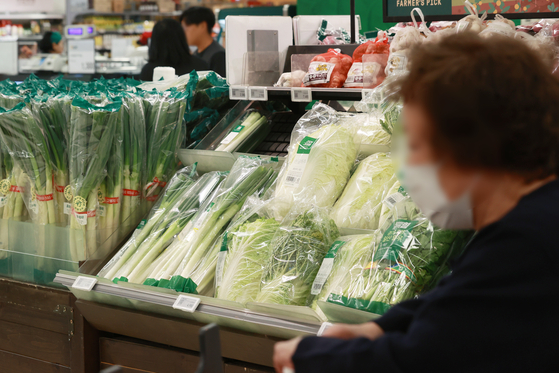 Customers shop at a supermarket in central Seoul on Tuesday. [YONHAP]
