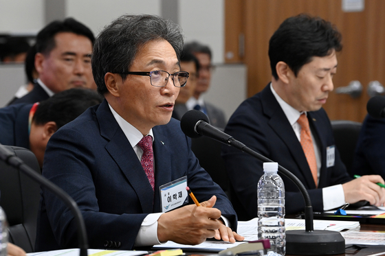 President Lee Hag-jae of Incheon International Airport Corporation, left, and CEO of Korea Airports Corporation Yoon Hyeong-jung respond to questions during a parliamentary audit on Wednesday. [YONHAP]