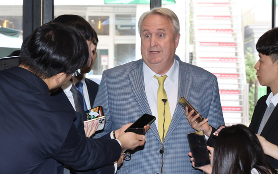 Ihn Yo-han whose English name is John Linton, speaks to reporters at the People Power Party’s headquarters in Yeouido, Seoul, Wednesday. [YONHAP]