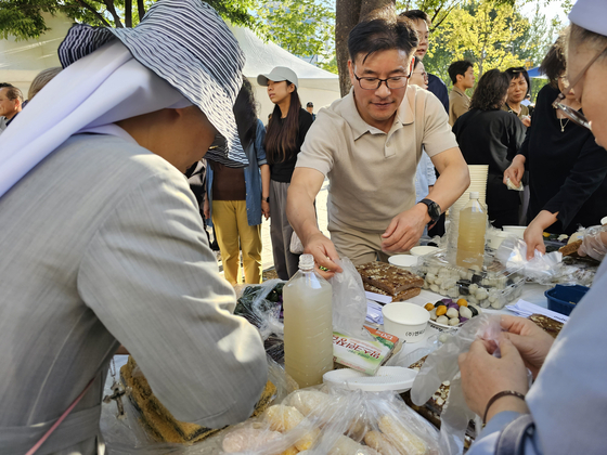 Lee, the father of a 25-year-old victim, shares food after a joint memorial service for the victims of the Itaewon crowd crush. [JOONGANG PHOTO]