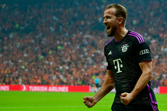 Bayern Munich’s Harry Kane celebrates after scoring during a UEFA Champions League game against Galatasaray in Istanbul on Tuesday.  [AFP/YONHAP]