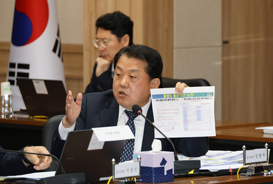 Democratic Party Rep. Kim Byung-joo asks questions at the Korean military during the National Assembly audit on Tuesday. [YONHAP] 