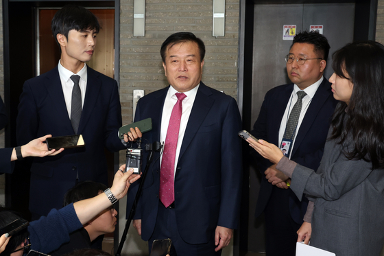 Lee Jin-bok, president's senior secretary on political affairs, speaks to reporter after meeting with the head of the People Power Party's innovation committee, Ihn Yo-han, also known as John Linton, at the party's headquarters in Seoul on Wednesday. [NEWS1] 
