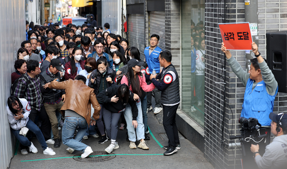 People are crowded in a narrow alleyway near Konkuk University in Gwangjin District, eastern Seoul, Wednesday as the city government conducts a joint simulation with the district office, police and fire authorities to control crowds ahead of the Halloween weekend. [NEWS1] 