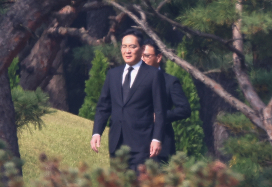 Samsung Electronics Executive Chairman Lee Jae-yong attends the memorial ceremony of the third anniversary of his late father and former Samsung chairman Lee Kun-hee's passing at a family burial ground in Suwon, Gyeonggi on Wednesday. [YONHAP]