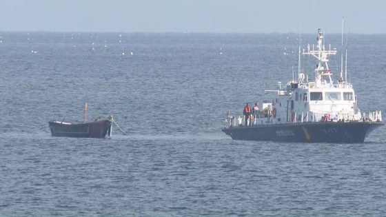 A wooden boat, which four North Koreans used it to cross over the NLL to defect to South Korea, towed to shore in Sokcho, Gangwon, on Tuesday. [YONHAP] 