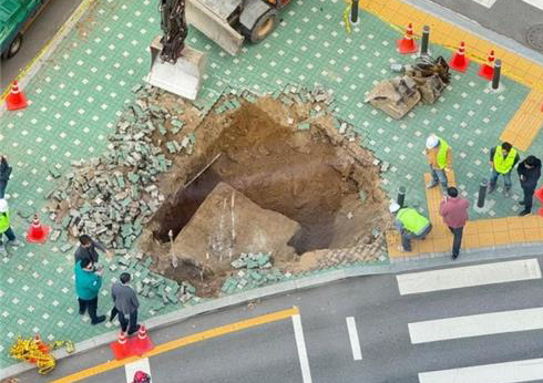 A sinkhole appears in front of the IFC Mall in Yeouido, western Seoul on Wednesday. [YONHAP]