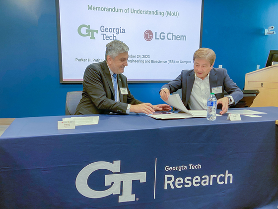 Representatives of LG Chem and Georgia Tech sign an agreement to build a research center in Atlanta, Georgia on Tuesday. [LG CHEM]