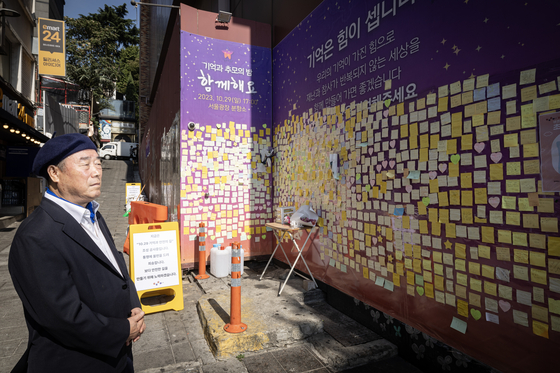 A shoes-retailer, Nam In-seok, looks at the wall on a narrow alleyway next to the Hamilton hotel, where the Itaewon crush happened. [JOONGANG PHOTO]