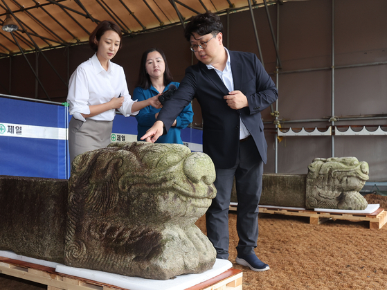 The Seosusang sculpture donated to the government by the late Lee Kun-hee's family to support the restoration of Gwanghwamun. [YONHAP]