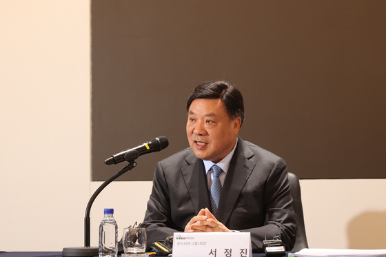 Celltrion founder and chairman Seo Jung-jin speaks about the company's merger plan at a press conference in western Seoul Wednesday. [CELLTRION]