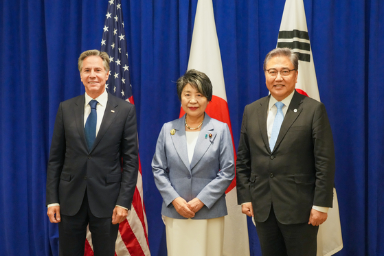 From right, Foreign Minister Park Jin, Japanese Foreign Minister Yoko Kamikawa and U.S. Secretary of State Antony Blinken, meet in New York on Sept. 23. [YONHAP] 