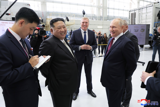 North Korean leader Kim Jong-un, center, and Russian President Vladimir Putin, right, at the Russian spaceport Vostochny Cosmodrome on Sept. 13. [KOREAN CENTRAL NEWS AGENCY]