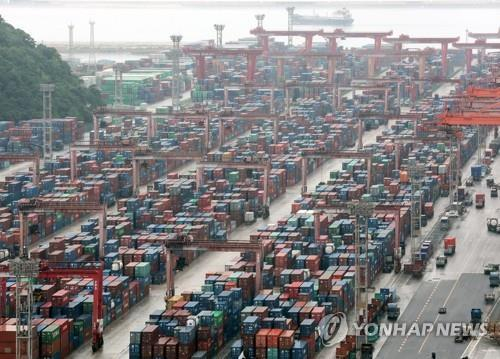 Containers are stacked at a pier in Korea's largest port city of Busan on July 4. [YONHAP] 