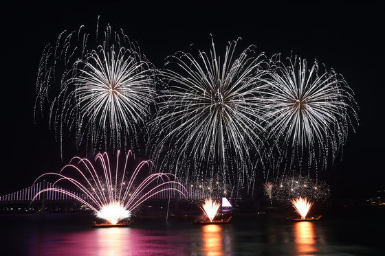 A scene from the 2022 Busan Fireworks Festival that took place near Gwangalli Beach in Busan on Dec. 17, 2022. [NEWS1] 