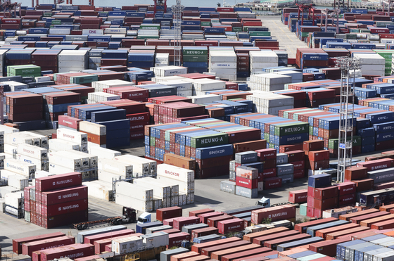 Containers are stacked up at a pier in Busan on Oct. 11 [YONHAP]
