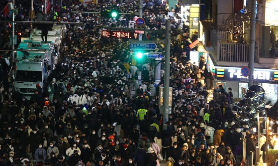 People are crowded near the event site of the 2022 Busan Fireworks Festival on Dec. 17, 2022. Around 700,000 people gathered for the festival last year, less than in previous years. [SONG BONG-GEUN]