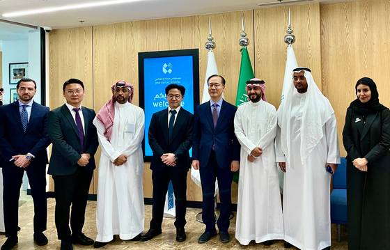 Lunit CEO Suh Beom-seok, fourth from left, poses for the photo with officials from Saudi Arabia as he visits Riyadh, Saudi Arabia, on Wednesday. [LUNIT]