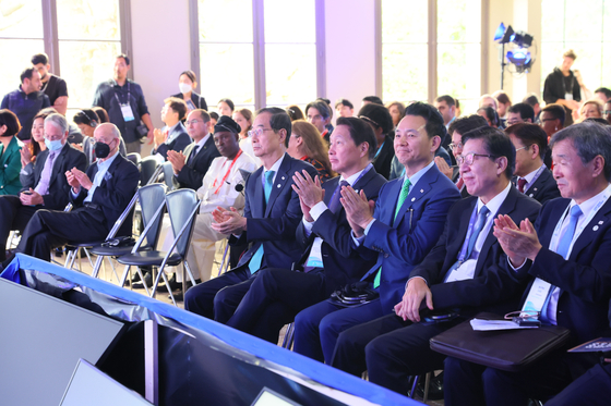 Front left, Prime Minister Han Duck-soo, SK Group Chairman Chey Tae-won, special presidential envoy Jang Sung-min and Busan Mayor Park Heong-joon applaud during the Busan Expo Symposium 2023 in Paris on Oct. 9. [PRIME MINISTER’S SECRETARIAT]